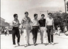 Alberto Ferrarese, secondo da sinistra, con i Rebel Rousers (Versilia, 1960)