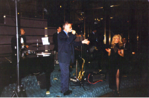 Alberto Ferrarese durante l’esibizione al Rainbow Room di New York (4 novembre 1999)